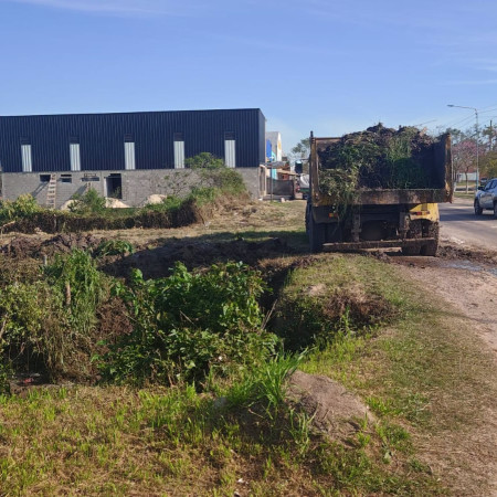 Cuadrillas municipales trabajan de manera ininterrumpida en la limpieza, desobstrucción y puesta en condiciones del sistema de drenaje